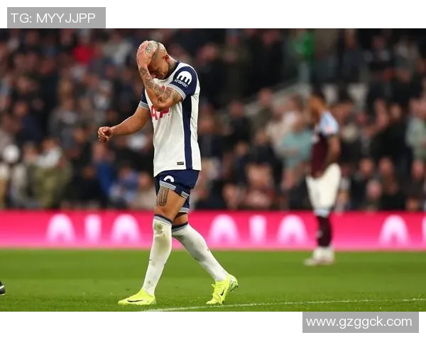 英超赛场上理查利森梅开二度助球队夺得关键胜利